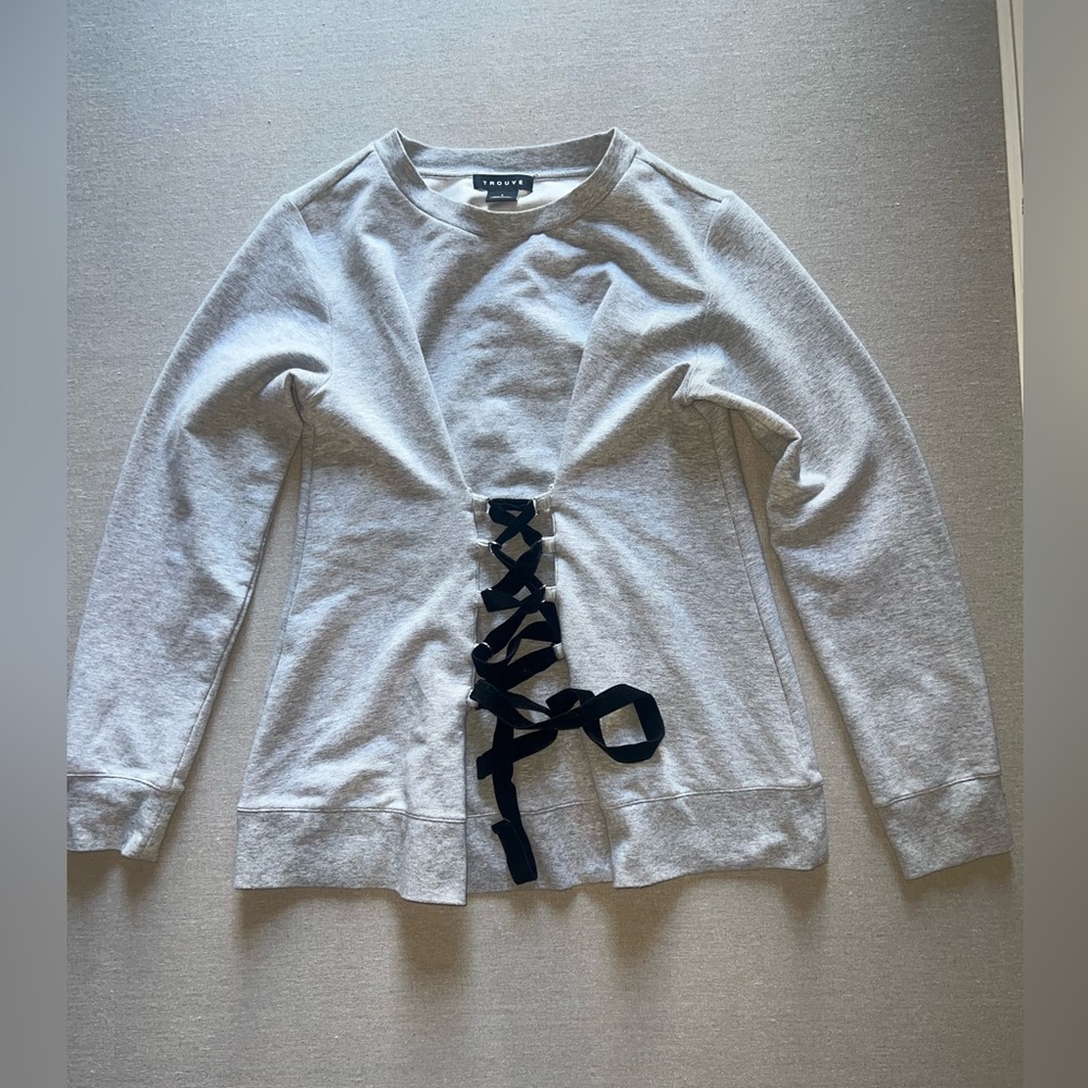 Women’s heather gray sweatshirt.